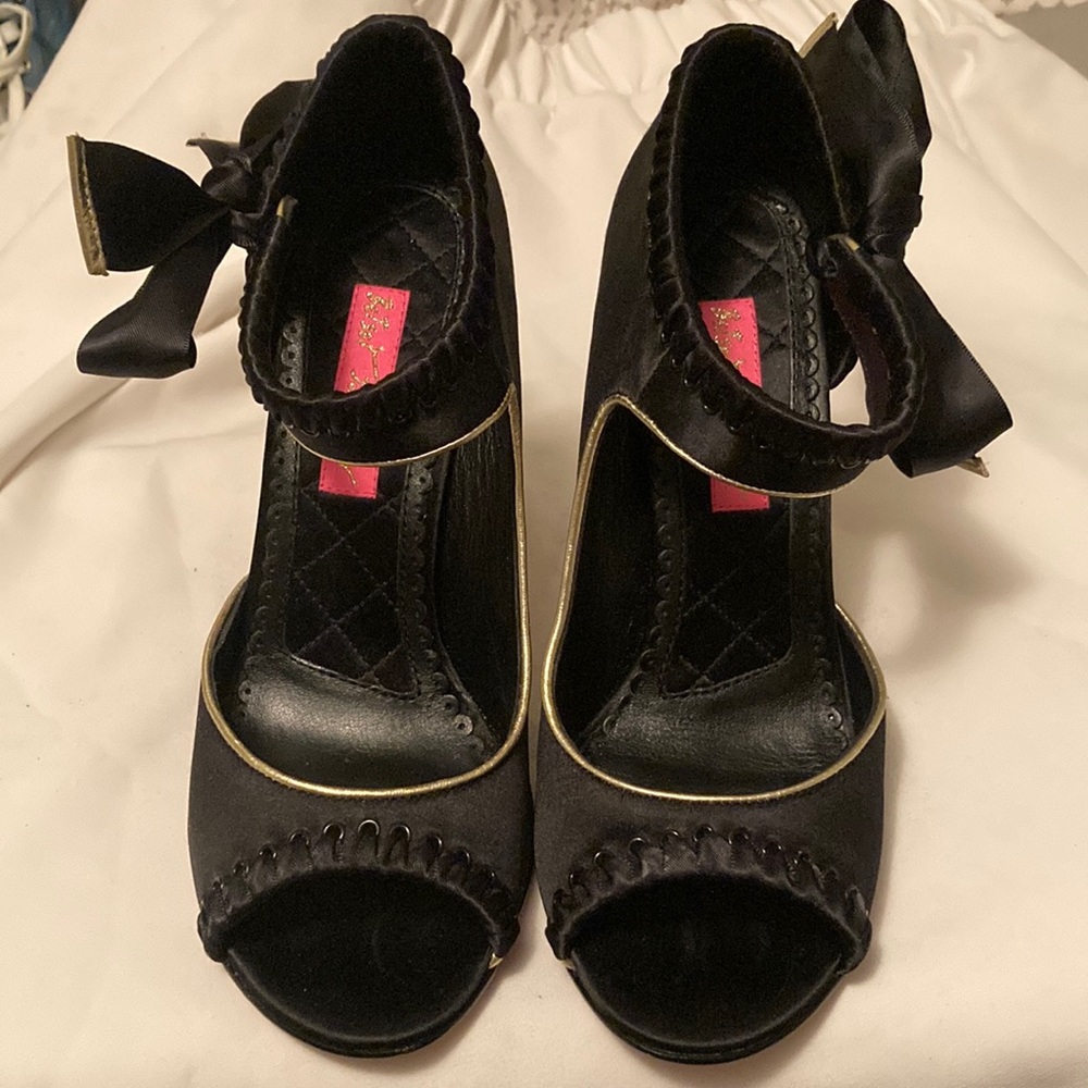 Betsey Johnson Women's Black Satin Platform Heels Stilettos Shoes Peep Toe - Picture 2 of 6